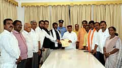 ಛಲವಾದಿ ನಾರಾಯಣಸ್ವಾಮಿಗೆ ದಿಗ್ಬಂಧನ: ರಾಜ್ಯಪಾಲರ ಭೇಟಿಯಾದ ಬಿಜೆಪಿ ನಿಯೋಗ, ಸಚಿವ ಸ್ಥಾನದಿಂದ ಪ್ರಿಯಾಂಕ್ ಖರ್ಗೆ ವಜಾಕ್ಕೆ ಆಗ್ರಹ