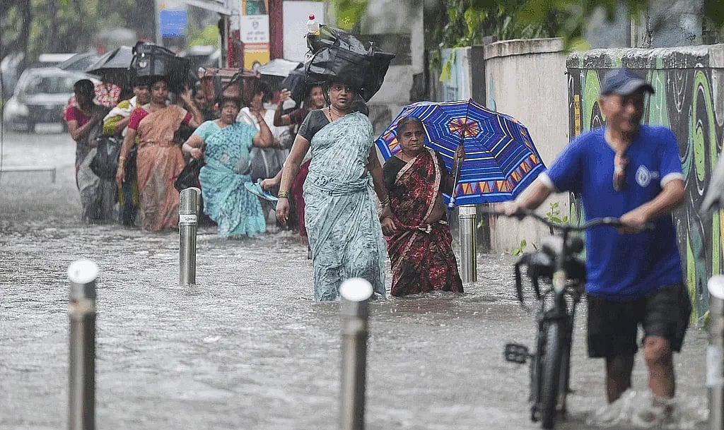 'ಮಹಾ' ಮಳೆಗೆ ಮುಂಬೈ ತತ್ತರ: ರಸ್ತೆಗಳಲ್ಲಿ ನೀರು ನಿಂತು ಸಂಚಾರ ಅಸ್ತವ್ಯಸ್ತ; ರೈಲು ಸೇವೆಗಳಿಗೆ ತೊಂದರೆ; ವರ್ಲಿ ಮೆಟ್ರೋ ನಿಲ್ದಾಣ ಜಲಾವೃತ! Video