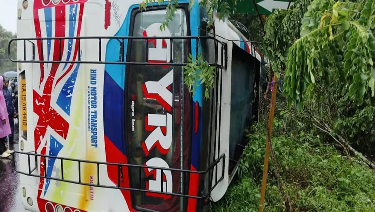 ಉಡುಪಿ ಬಳಿ NH-66 ರಲ್ಲಿ ಖಾಸಗಿ ಬಸ್ ಪಲ್ಟಿ: ಹಲವಾರು ಪ್ರಯಾಣಿಕರಿಗೆ ಗಾಯ