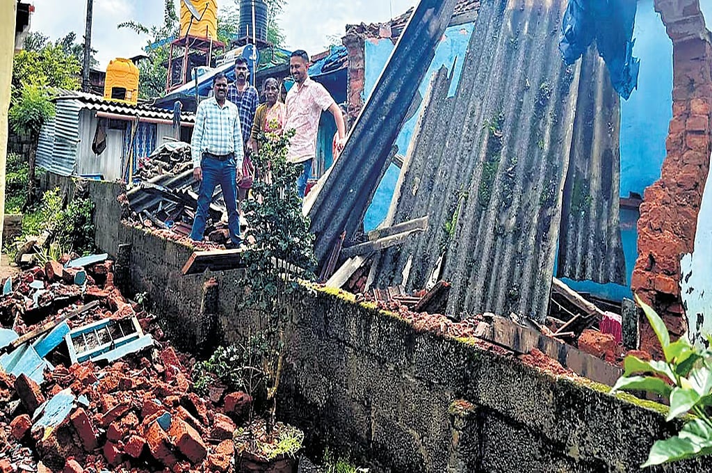 ಕೊಡಗಿನಲ್ಲಿ ಭಾರಿ ಮಳೆ: ಮರದ ರೆಂಬೆ ಬಿದ್ದು ಕಾಫಿ ಬೆಳೆಗಾರ ಸಾವು; ಜನ ಜೀವನ ಅಸ್ತವ್ಯಸ್ತ