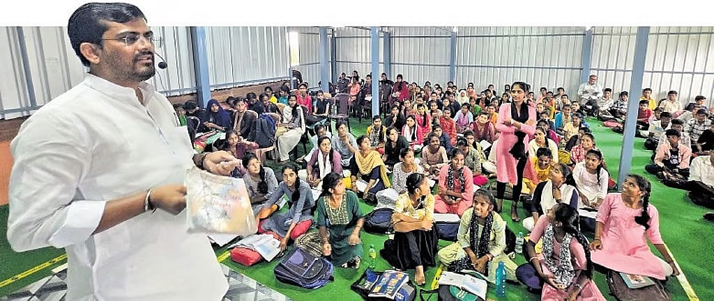 ಗ್ರಾಮೀಣ ವಿದ್ಯಾರ್ಥಿಗಳಿಗೆ ಉಚಿತ SSLC ತರಬೇತಿ: ಇತರರಿಗೆ ಪ್ರೇರಣೆಯಾದ ಶಾಸಕ ಚಂದ್ರು ಲಮಾಣಿ