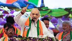 TMC ಸರ್ಕಾರದಿಂದಾಗಿ ಬಾಂಗ್ಲಾದೇಶಿಗರು ಸುಲಭವಾಗಿ ಗಡಿ ಒಳನುಸುಳುತ್ತಿದ್ದಾರೆ: ಮಮತಾ ವಿರುದ್ಧ ಅಮಿತ್ ಶಾ ವಾಗ್ದಾಳಿ