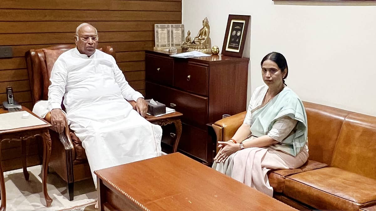 AICC ಅಧ್ಯಕ್ಷ ಮಲ್ಲಿಕಾರ್ಜುನ ಖರ್ಗೆ ಭೇಟಿಯಾದ ಸಚಿವೆ ಲಕ್ಷ್ಮೀ ಹೆಬ್ಬಾಳ್ಕರ್: ತೀವ್ರ ಕುತೂಹಲ
