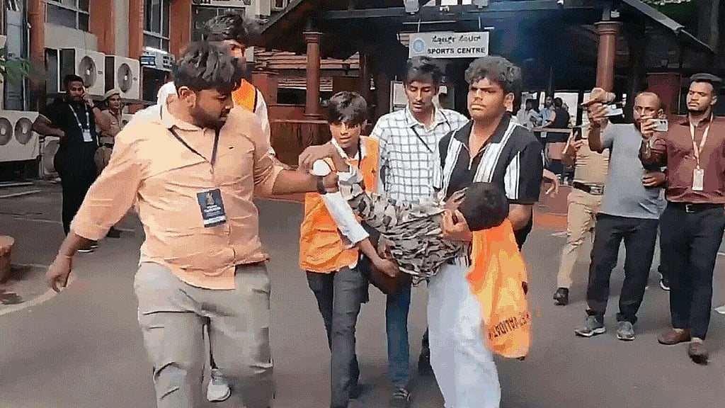 ಕ್ರೆಡಿಟ್ ಪಡೆಯುವ ಉನ್ಮಾದ: ಪೊಲೀಸ್ ಅಧಿಕಾರಿಯ ಸಲಹೆ ನಿರ್ಲಕ್ಷ್ಯಿಸಿ ಅಭಿಮಾನಿಗಳನ್ನು ಸಾವಿನ ದವಡೆಗೆ ನೂಕಿತೇ ಸರ್ಕಾರ?