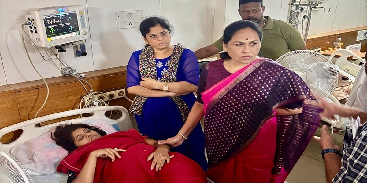 ಬೆಂಗಳೂರು ಕಾಲ್ತುಳಿತ: ಗಾಯಾಳುಗಳನ್ನು ಭೇಟಿಯಾದ ಕೇಂದ್ರ ಸಚಿವೆ ಶೋಭಾ ಕರಂದ್ಲಾಜೆ; ನ್ಯಾಯಾಂಗ ತನಿಖೆಗೆ ಒತ್ತಾಯ
