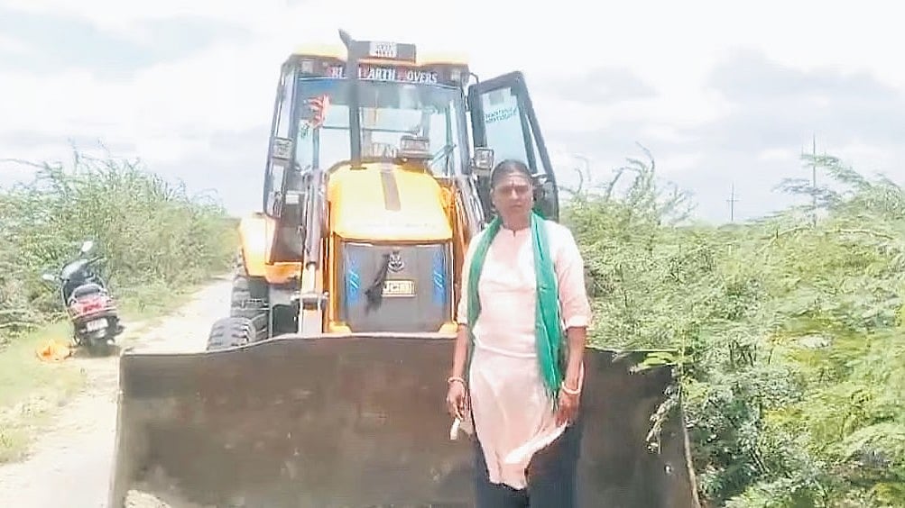 ಕೊಪ್ಪಳ: ಕೂಡಿಟ್ಟ 'ಗೃಹಲಕ್ಷ್ಮಿ' ಹಣದಿಂದ ಗ್ರಾಮದ ರಸ್ತೆ ಸರಿಪಡಿಸಿದ ರೈತ ಮಹಿಳೆ!