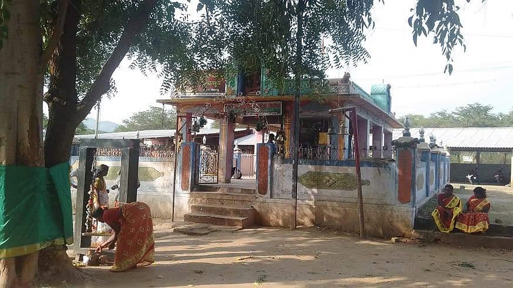 ಮಂಡ್ಯ: ದೇಗುಲ ಪ್ರವೇಶಕ್ಕೆ ನಿರಾಕರಣೆ; ದಲಿತರು-ಸವರ್ಣೀಯರ ನಡುವೆ ಸಂಘರ್ಷ; ಎಲೆಚಾಕನಹಳ್ಳಿಯಲ್ಲಿ ಪರಿಸ್ಥಿತಿ ಬೂದಿ ಮುಚ್ಚಿದ ಕೆಂಡ!