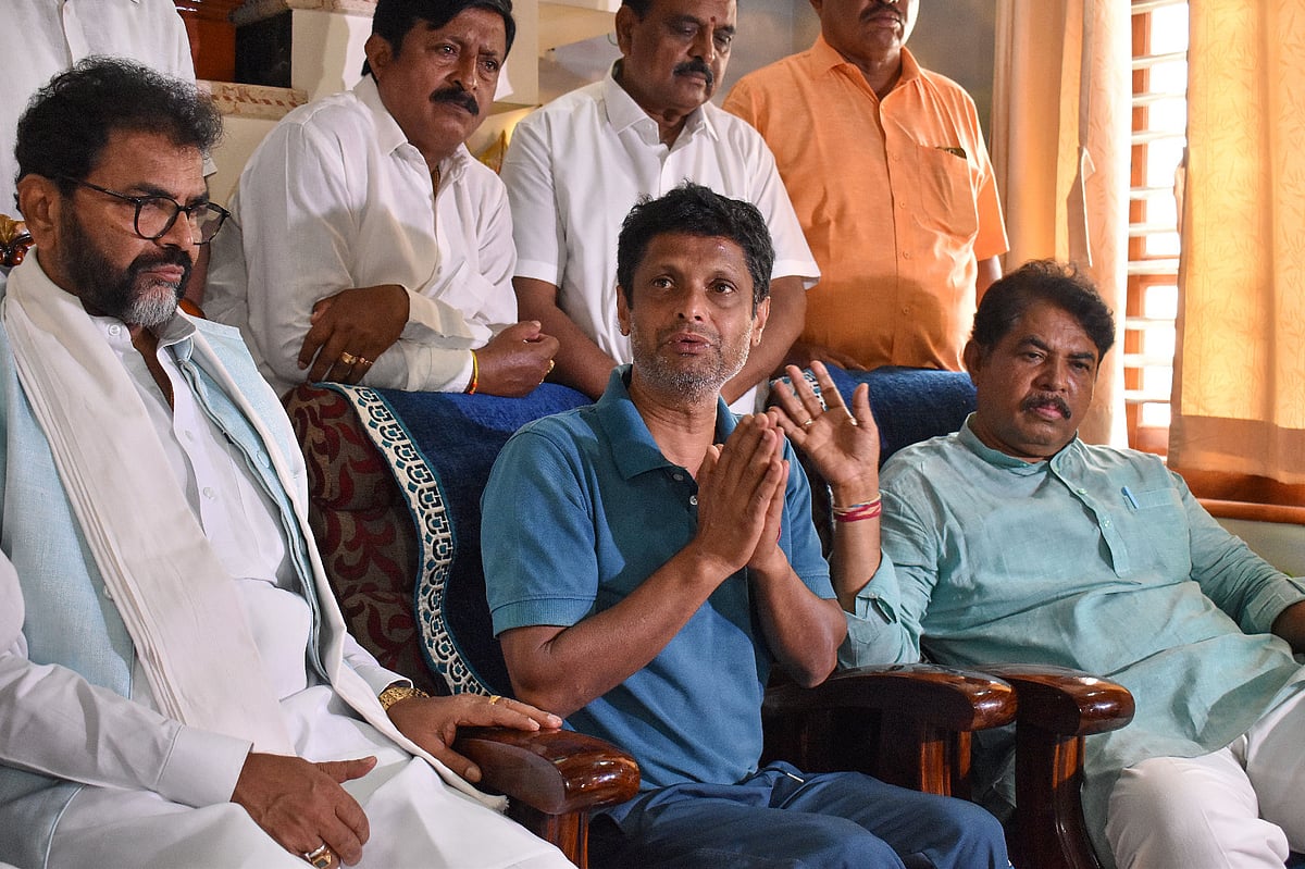 Bengaluru stampede: ಕಾಲ್ತುಳಿತದಲ್ಲಿ ಮೃತಪಟ್ಟ ಭೂಮಿಕ್ ಮನೆಗೆ ಬಿಜೆಪಿ ನಾಯಕರ ಭೇಟಿ; ಪೋಷಕರಿಗೆ ಸಾಂತ್ವನ