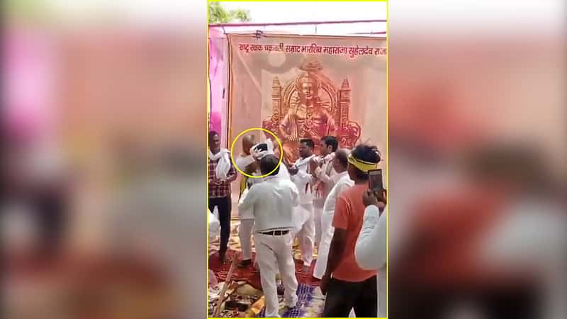ವೇದಿಕೆಯಲ್ಲೇ ಹಾರ ಹಾಕಿ ಕಪಾಳ ಮೋಕ್ಷ, ಬೇಸ್ತು ಬಿದ್ದ ರಾಜಕಾರಣಿ; Video Viral
