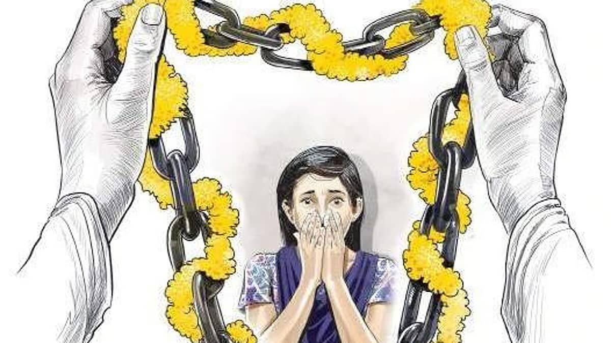ನಿಮ್ಮ ಕಾಲಿಗೆ ಬೀಳುತ್ತೇನೆ, ನನಗೆ ಮದುವೆ ಬೇಡ: ಅಂಗಲಾಚಿದರೂ ಬಲವಂತವಾಗಿ ಬಾಲಕಿಗೆ ತಾಳಿಕಟ್ಟಿಸಲು ಪೋಷಕರ ಯತ್ನ! Video