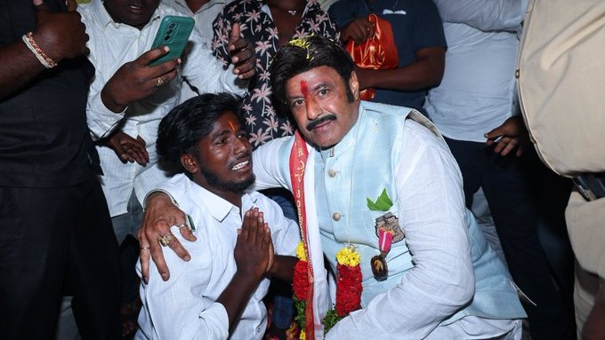 Video: 'ಹೇಯ್ ಗಮ್ ಕೊಡ್ರೋ.. ಮೀಸೆ ಬೀಳ್ತಾ ಇದೆ'; ವೇದಿಕೆಯಲ್ಲಿ ನಟ Nandamuri Balakrishna