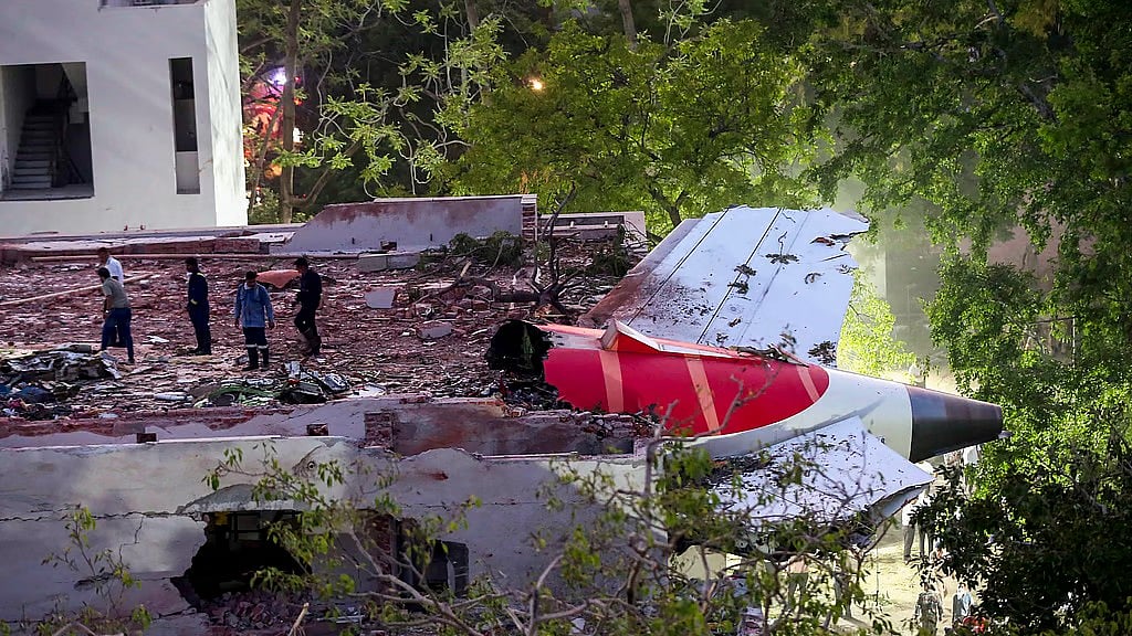 Air India Plane Crash: 787 ಡ್ರೀಮ್ ಲೈನರ್ ವಿಮಾನಗಳ ತಾಂತ್ರಿಕ ತಪಾಸಣೆ ಹೆಚ್ಚಿಸುವಂತೆ ಏರ್ ಇಂಡಿಯಾಗೆ DGCA ಆದೇಶ!