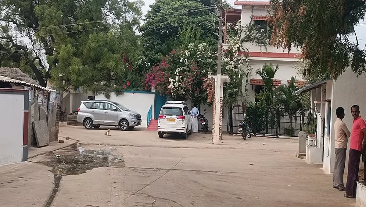 ವಾಲ್ಮೀಕಿ ನಿಗಮ ಹಗರಣ: ED ದಾಳಿಯಿಂದ ಅಬಾಧಿತ; ಒಗ್ಗಟ್ಟು ಪ್ರದರ್ಶಿಸಿದ ಬಳ್ಳಾರಿ ಕಾಂಗ್ರೆಸ್ ನಾಯಕರು!