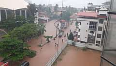 ಕರಾವಳಿಗೆ ರೆಡ್ ಅಲರ್ಟ್ ಘೋಷಣೆ; ಮಂಗಳೂರಿನಲ್ಲಿ ಭಾರೀ ಮಳೆ, ಜನಜೀವನ ಸಂಪೂರ್ಣ ಅಸ್ತವ್ಯಸ್ತ