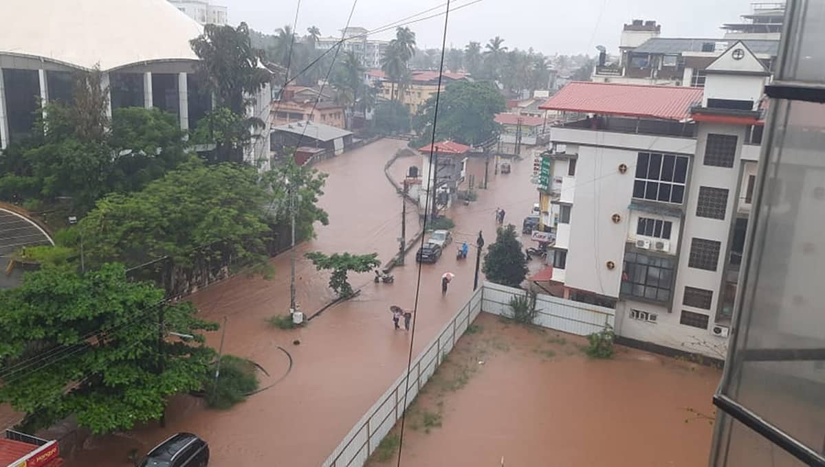 ಕರಾವಳಿಗೆ ರೆಡ್ ಅಲರ್ಟ್ ಘೋಷಣೆ; ಮಂಗಳೂರಿನಲ್ಲಿ ಭಾರೀ ಮಳೆ, ಜನಜೀವನ ಸಂಪೂರ್ಣ ಅಸ್ತವ್ಯಸ್ತ