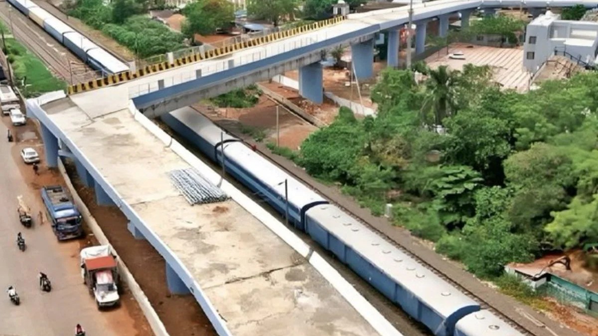 '90 ಡಿಗ್ರಿ ಸಾವು': ಹೊಸ ವಿನ್ಯಾಸದ ಮೇಲ್ಸೇತುವೆ, ಸಾರ್ವಜನಿಕರ ಕಿಡಿ.. ಅಧಿಕಾರಿಗಳ ಸಮರ್ಥನೆ! Video