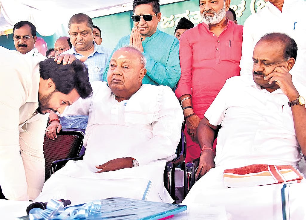 ಮೂರು ಬಾರಿ ಮುಗ್ಗರಿಸಿದ್ದರೂ ಎದೆಗುಂದದ ನಿಖಿಲ್: ಪಟ್ಟಾಭಿಷೇಕಕ್ಕೂ ಮುನ್ನ ರಾಜ್ಯ ಪ್ರವಾಸ; ಸೊರಗಿದ JDSಗೆ ಯುವರಾಜನ 'ಬೂಸ್ಟ್'!