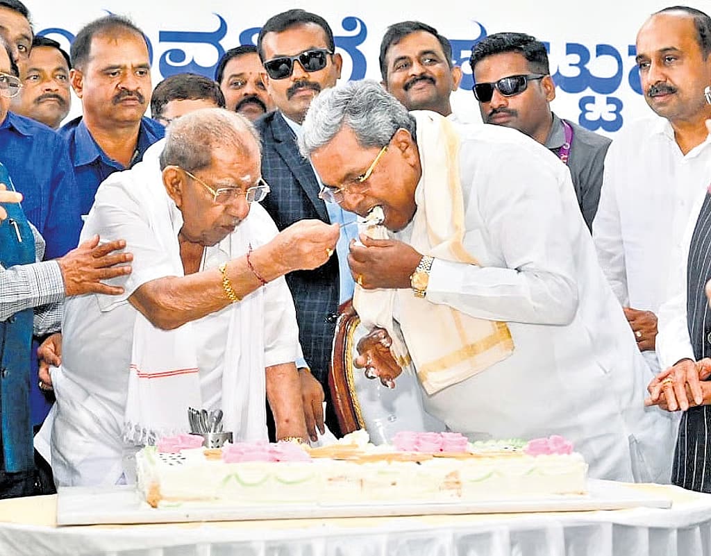 ಸೋಮವಾರ ದಾವಣಗೆರೆಯಲ್ಲಿ  ತಮ್ಮ 95ನೇ ಹುಟ್ಟುಹಬ್ಬದ ಅಂಗವಾಗಿ ಮಾಜಿ ಸಚಿವ ಡಾ. ಶಾಮನೂರು ಶಿವಶಂಕರಪ್ಪ ಅವರು ಸಿಎಂ ಸಿದ್ದರಾಮಯ್ಯ ಅವರಿಗೆ ಕೇಕ್ ತಿನ್ನಿಸಿದರು.