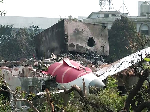 Air India plane crash: ಅಹಮದಾಬಾದ್ ವಿಮಾನ ನಿಲ್ದಾಣದ ಆವರಣಕ್ಕೆ ಅವಶೇಷಗಳ ಸ್ಥಳಾಂತರ