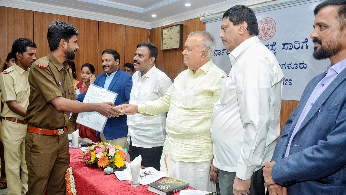 8 ವರ್ಷದ ಬಳಿಕ KSRTC ಸಿಬ್ಬಂದಿ ನೇಮಕಾತಿಗೆ ಮರು ಚಾಲನೆ: 2 ಸಾವಿರ ಅಭ್ಯರ್ಥಿಗಳಿಗೆ ನೇಮಕಾತಿ ಆದೇಶ ಪತ್ರ ವಿತರಣೆ