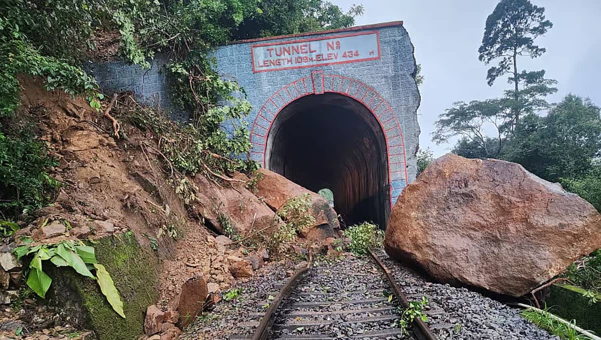 ರೈಲ್ವೆ ಹಳಿ ಮೇಲೆ ಬಿದ್ದ ಬಂಡೆ: ಸಕಲೇಶಪುರ-ಸುಬ್ರಹ್ಮಣ್ಯ ರಸ್ತೆ ವಿಭಾಗದ ರೈಲು ಸೇವೆಯಲ್ಲಿ ವ್ಯತ್ಯಯ