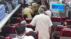 'ವಂದೇ ಭಾರತ್' ರೈಲಿನಲ್ಲಿ BJP ಶಾಸಕನಿಗೆ ಸೀಟು ಬಿಡಲು ನಕಾರ: ಮೂಗಿನಲ್ಲಿ ರಕ್ತ ಬರುವಂತೆ ಪ್ರಯಾಣಿಕನಿಗೆ ಥಳಿತ! Video