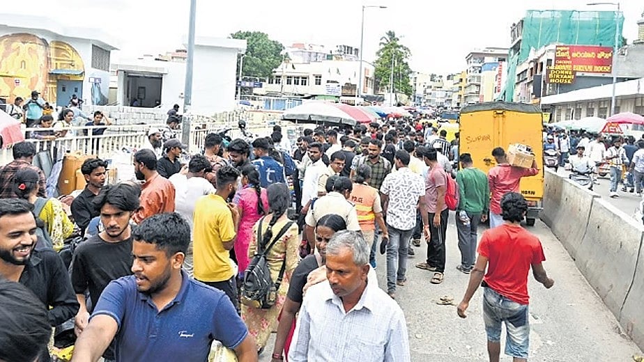 ಚಿಕ್ಕಪೇಟೆಯಲ್ಲಿ ಇನ್ನೂ ಮುಗಿಯದ ವೈಟ್ ಟಾಪಿಂಗ್ ಕಾಮಗಾರಿ: ವ್ಯಾಪಾರಸ್ಥರಿಗೆ ನಷ್ಟ; BBMP ಗೆ ಹಿಡಿಶಾಪ!