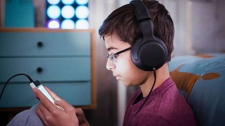 ದೀರ್ಘಕಾಲ Earphone ಹಾಕಿಕೊಳ್ಳುತ್ತೀರಾ? ಕಿವಿಗೆ Fungal infections ಬರಬಹುದು ಎಚ್ಚರ!