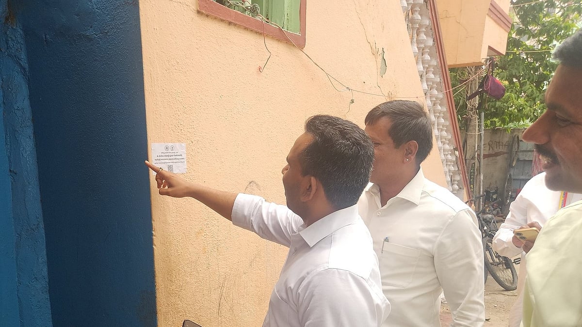 ಪರಿಶಿಷ್ಟ ಜಾತಿ ಸಮೀಕ್ಷೆ: ಮನೆಗಳಿಗೆ ಸ್ಟಿಕರ್ ಅಂಟಿಸುವ ಕಾರ್ಯ ಆರಂಭ; BBMP ವಲಯ ಆಯುಕ್ತರಿಂದ ಮೇಲ್ವಿಚಾರಣೆ