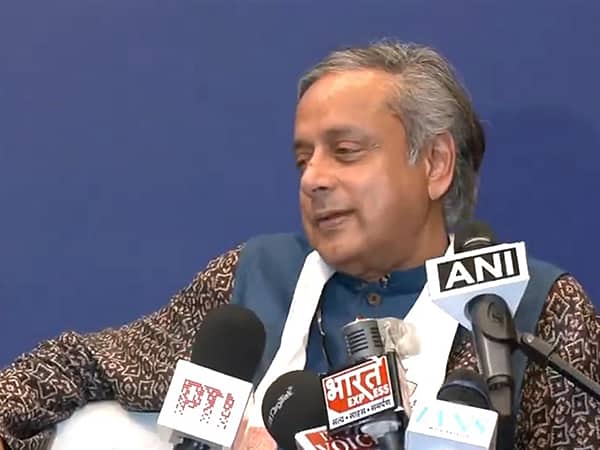 ನನ್ನ ಮಟ್ಟಿಗೆ ಈ ವಿಷಯ ತುಂಬಾ ಸರಳ; ರಾಹುಲ್ ಗಾಂಧಿ ಪ್ರಶ್ನೆಗಳಿಗೆ ಚುನಾವಣಾ ಆಯೋಗ ಉತ್ತರಿಸಬೇಕು: ಶಶಿ ತರೂರ್
