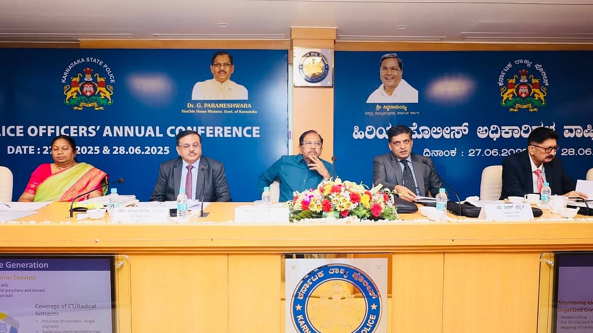 ಕುರ್ಚಿ ಬಿಡಿ, ಕಚೇರಿಗಳಿಂದ ಹೊರಬಂದು ಕೆಲಸ ಮಾಡಿ: ಟ್ರಾಫಿಕ್ DCPಗಳ ಕಾರ್ಯವೈಖರಿಗೆ ಗೃಹ ಸಚಿವ ಪರಮೇಶ್ವರ್ ಅಸಮಾಧಾನ