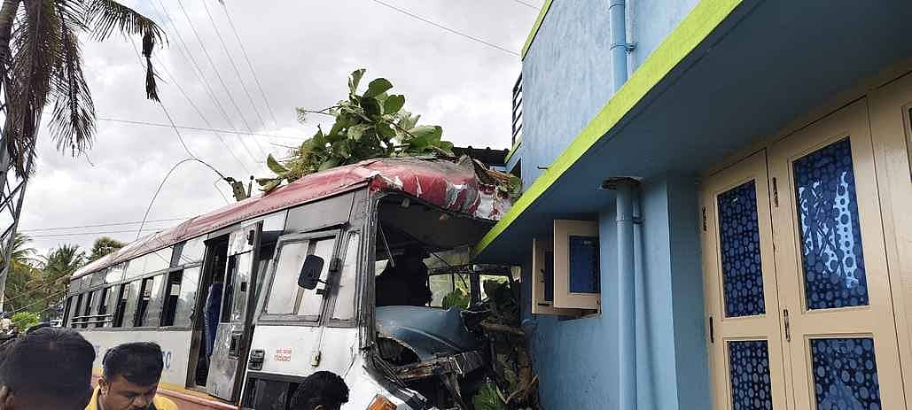 ಟೈಯರ್ ಸ್ಫೋಟ: ರಸ್ತೆ ಬದಿಯ ಮನೆಗೆ ನುಗ್ಗಿದ KSRTC ಬಸ್, 17 ಮಹಿಳೆಯರು ಸೇರಿ 32 ಮಂದಿಗೆ ಗಾಯ