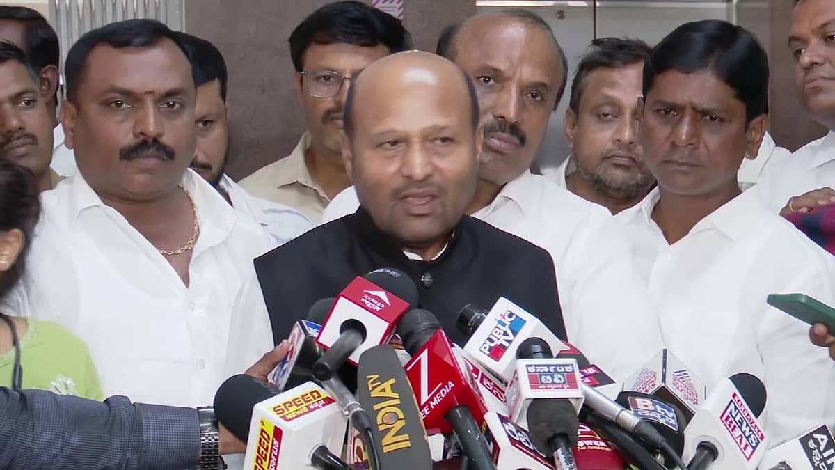 ಸಿಎಂ ಬದಲಾಯಿಸದಿದ್ರೆ ಮುಂದೆ ಕಷ್ಟ ಹೇಳಿಕೆ: ಶಾಸಕ ಇಕ್ಬಾಲ್ ಹುಸೇನ್ಗೆ ಶೋಕಾಸ್ ನೋಟಿಸ್
