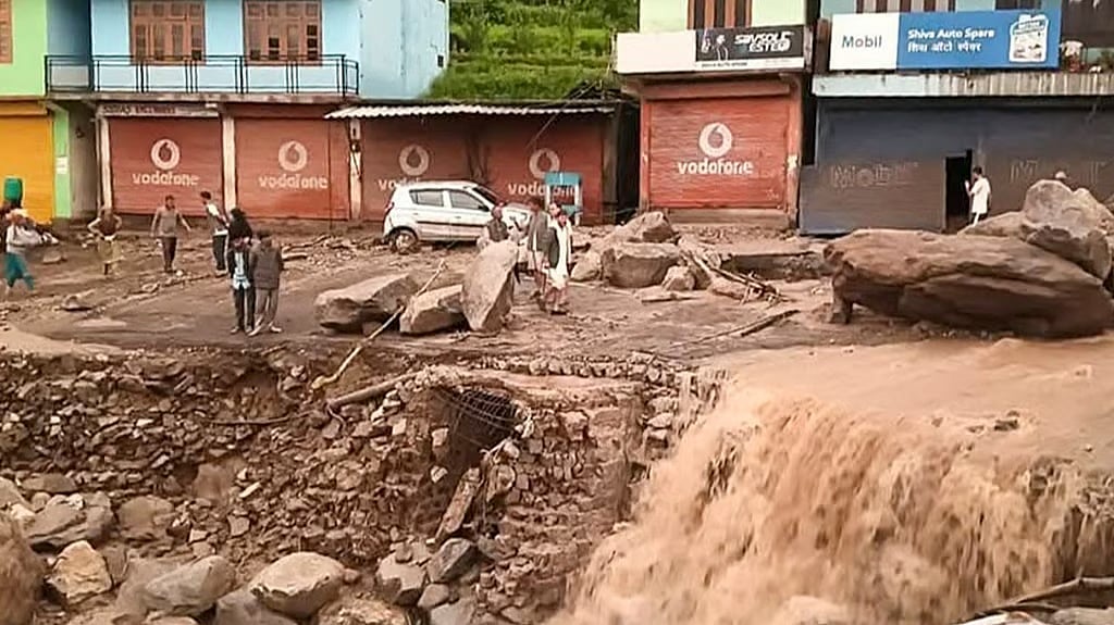 Himachal Pradesh: ಮಂಡಿಯಲ್ಲಿ ಭೀಕರ ಪ್ರವಾಹ; ಒಬ್ಬರು ಸಾವು, 18 ಮಂದಿ ನಾಪತ್ತೆ; 41 ಜನರ ರಕ್ಷಣೆ; Video