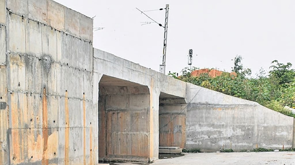 ಸೇತುವೆ ಕೆಳಗಿನ ರಸ್ತೆ ವಿವಾದದಿಂದ ಸ್ಥಗಿತ: ಕುಡುಕರ ನೆಚ್ಚಿನ ಅಡ್ಡಾ, ನಿವಾಸಿಗಳಿಗೆ ಸುರಕ್ಷತೆ ಭಯ