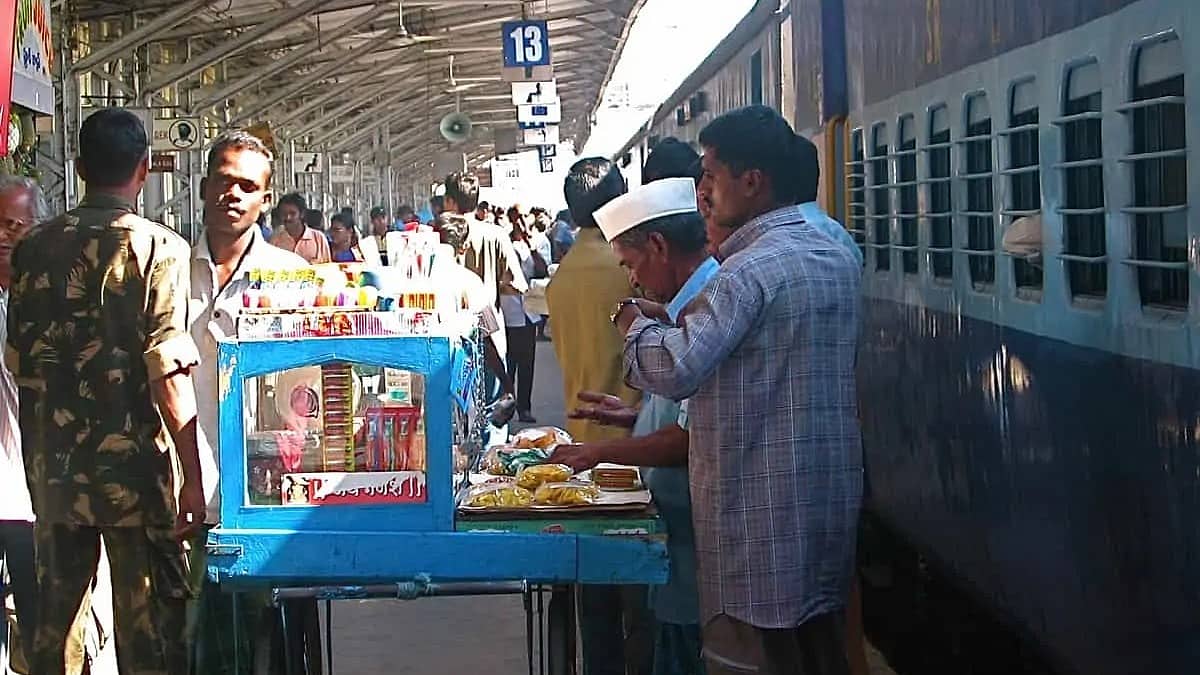 ರೈಲ್ವೇ ಪ್ರಯಾಣಿಕರೇ ಎಚ್ಚರ... ಆಪ್ತರಂತೆ ನಟಿಸಿ ಮತ್ತುಬರುವ ಆಹಾರ ನೀಡಿ ದರೋಡೆ!