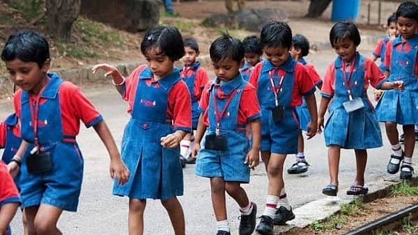 ಮಂಡ್ಯ: ಕರ್ನಾಟಕ ಪಬ್ಲಿಕ್ ಶಾಲೆಯಲ್ಲಿ ಶುಲ್ಕ ವಸೂಲಿ ಆರೋಪ!