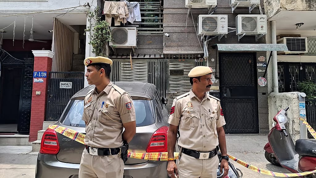 ದೆಹಲಿ: ಮಹಿಳೆ, ಆಕೆಯ ಮಗನ ಗಂಟಲು ಸೀಳಿ ಹತ್ಯೆ; ಜೋರಾಗಿ ಗದರಿಸಿದ್ದಕ್ಕೆ ಮನೆಕೆಲಸದ ವ್ಯಕ್ತಿ ಕುಕೃತ್ಯ; Video