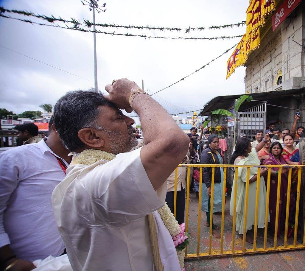 'ಪ್ರಯತ್ನ ವಿಫಲ ಆದ್ರೂ ಪ್ರಾರ್ಥನೆ ವಿಫಲ ಆಗಲ್ಲ ಎಂಬ ನಂಬಿಕೆ ನನ್ನದು': ತಾಯಿ ಚಾಮುಂಡಿ ಮುಂದೆ ಈಡುಗಾಯಿ ಒಡೆದ ಡಿಕೆಶಿ; Video