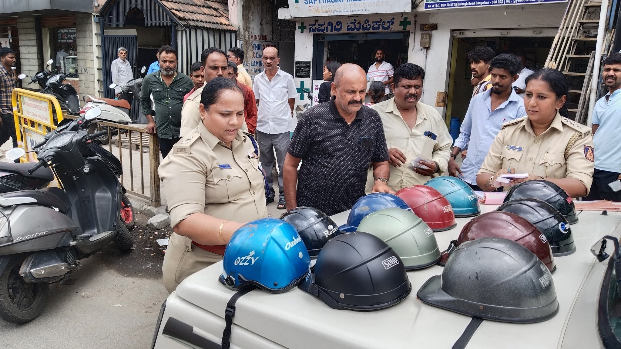 ಬೆಂಗಳೂರಿನ ಹೆಲ್ಮೆಟ್ ಅಂಗಡಿಗಳ ಮೇಲೆ RTO ಅಧಿಕಾರಿಗಳ ದಾಳಿ: ಭಾರಿ ದಂಡ!
