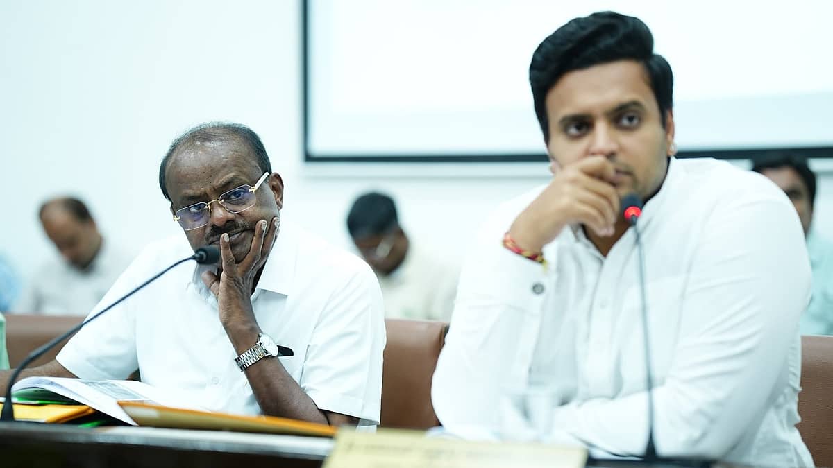 ಕೇಂದ್ರ ಸರ್ಕಾರದ ಯೋಜನೆಗಳನ್ನು ಬಡವರ ಮನೆಗೆ ತಲುಪಿಸಿ: ಅಧಿಕಾರಿಗಳಿಗೆ HDK ಸೂಚನೆ
