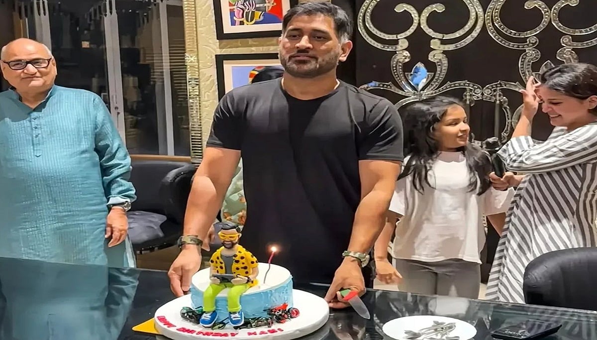 45ನೇ ವರ್ಷಕ್ಕೆ ಕಾಲಿಟ್ಟ MS Dhoni: ಕುಟುಂಬಸ್ಥರು, ಸ್ನೇಹಿತರೊಂದಿಗೆ ಬರ್ತ್ ಡೇ ಆಚರಣೆ; Video