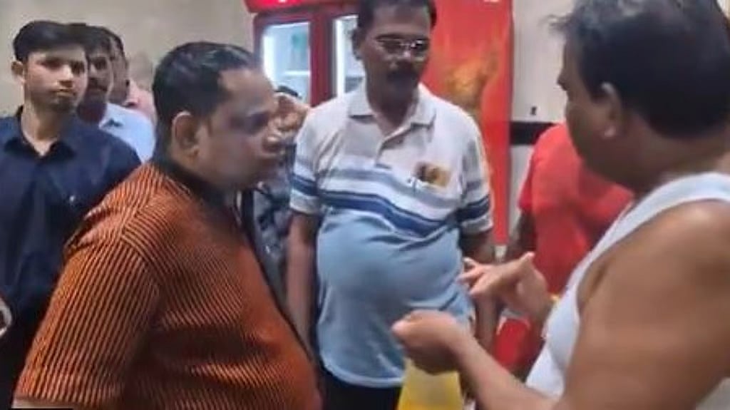 ಹಳಸಿದ ಆಹಾರ ನೀಡಿದ್ದಕ್ಕೆ ಕೆಂಡಾಮಂಡಲ: MLA ಗೆಸ್ಟ್ಹೌಸ್ ಕ್ಯಾಂಟೀನ್ ಸಿಬ್ಬಂದಿಗೆ ಶಿವಸೇನಾ ಶಾಸಕ ಸಂಜಯ್ ಗಾಯಕ್ವಾಡ್ ಏಟು; Video