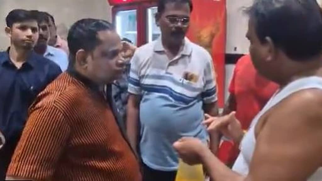ಹಳಸಿದ ಆಹಾರ ನೀಡಿದ್ದಕ್ಕೆ ಕೆಂಡಾಮಂಡಲ: MLA ಗೆಸ್ಟ್ಹೌಸ್ ಕ್ಯಾಂಟೀನ್ ಸಿಬ್ಬಂದಿಗೆ ಶಿವಸೇನಾ ಶಾಸಕ ಸಂಜಯ್ ಗಾಯಕ್ವಾಡ್ ಏಟು; Video