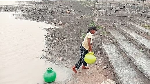 ಗದಗ: ಕುಡಿಯುವ ನೀರಿನ ಸೌಲಭ್ಯ ಕೊರತೆ; ಕಲುಷಿತ ಕೆರೆ ನೀರನ್ನೇ ಸೇವಿಸುತ್ತಿರುವ ತಿಮ್ಮಾಪುರ ಗ್ರಾಮಸ್ಥರು!