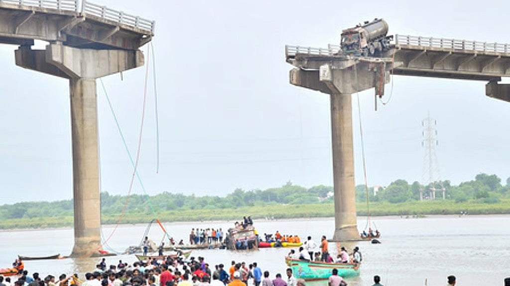 ವಡೋದರಾ ಸೇತುವೆ ಕುಸಿತ: ಮೃತರ ಸಂಖ್ಯೆ 18ಕ್ಕೆ ಏರಿಕೆ; ರಕ್ಷಣಾ ಕಾರ್ಯ ಮುಂದುವರಿಕೆ