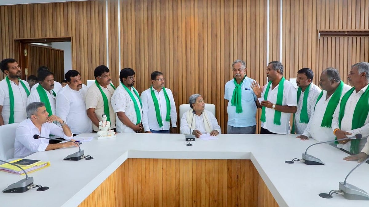 ದೇವನಹಳ್ಳಿ ಭೂ ಸ್ವಾಧೀನ ವಿರೋಧಿ ಹೋರಾಟದಲ್ಲಿ ಬಿರುಕು: 449 ಎಕರೆ ಜಮೀನು ನೀಡಲು ರೈತರು ಮುಂದು!
ಕಾನೂನು ತಜ್ಞರೊಂದಿಗೆ ಸಿಎಂ ಚರ್ಚೆ