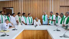 ದೇವನಹಳ್ಳಿ ಭೂ ಸ್ವಾಧೀನ ವಿರೋಧಿ ಹೋರಾಟದಲ್ಲಿ ಬಿರುಕು: 449 ಎಕರೆ ಜಮೀನು ನೀಡಲು ರೈತರು ಮುಂದು!
ಕಾನೂನು ತಜ್ಞರೊಂದಿಗೆ ಸಿಎಂ ಚರ್ಚೆ