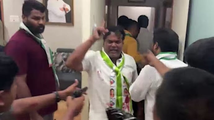 BRS ನಾಯಕಿ ಕೆ. ಕವಿತಾ ವಿರುದ್ಧ ಹೇಳಿಕೆ: MLC ಕಚೇರಿ ಧ್ವಂಸ, ಗಾಳಿಯಲ್ಲಿ ಗುಂಡು, ಓರ್ವನಿಗೆ ಗಾಯ! VIDEO