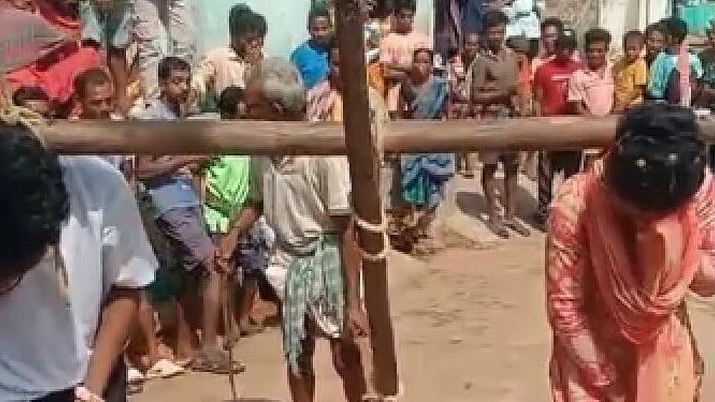 ಒಡಿಶಾ: ಒಂದೇ ಕುಲದಲ್ಲಿ ಮದುವೆ; ಮತ್ತೊಂದು ಬುಡಕಟ್ಟು ದಂಪತಿಯನ್ನು ಎತ್ತುಗಳಂತೆ ನೊಗಕ್ಕೆ ಕಟ್ಟಿ ಶಿಕ್ಷೆ!